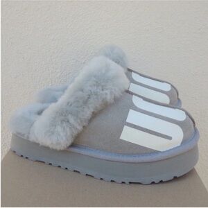 UGG COBBLE DISQUETTE CHOPD
SUEDE/ SHEEPSKIN PLATFORM
SLIPPERS, US 6 LIKE NEW